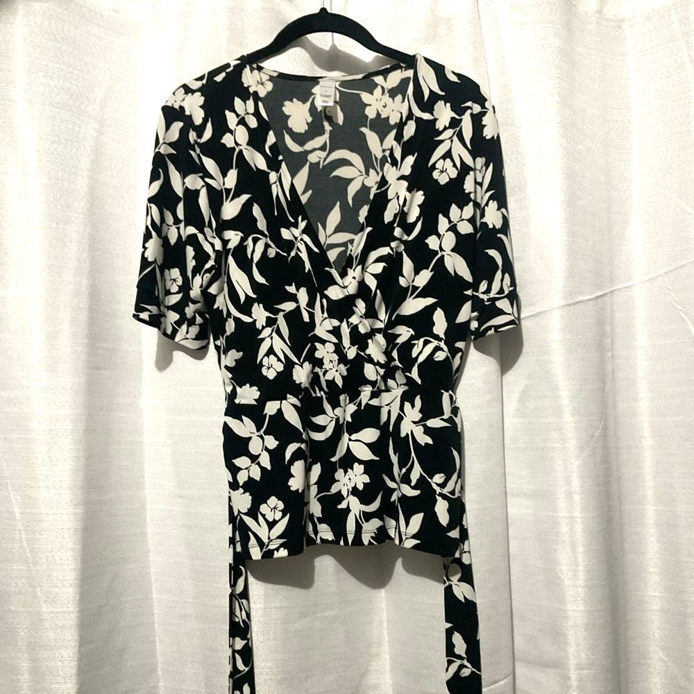 Merona Women's Black & White Floral Wrap Top V-Neck Blouse Sz M Business Casual
